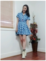 CHERRY DRESS ชุดเดรสแฟชั่นผ้ายีนส์ ลายจุดสีขาว คอปก แขนสั้น สีฟ้า กระดุมหน้าสีแดง จั๊มเอว ใส่ทำงาน เที่ยว น่ารัก ASIA STREET FASHION