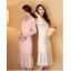 ชุดเดรสยาวสีชมพู ผ้าลูกไม้ แขนยาว ปลายกระโปรงแต่งระบาย แนวสวยๆ เรียบหรู ดูดี เป็นชุดใส่ออกงาน ไปงานแต่งงาน