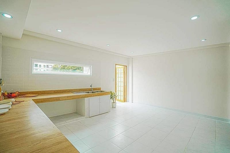 ให้เช่าทาวน์เฮ้าส์ 3 ชั้น 4 ห้องนอน 3 ห้องน้ำ 1 ห้องครัว บ้านเล่นระดับ ซอย พหลโยธิน 69 ห่างรถไฟฟ้าสถานีพหลโยธิน 69