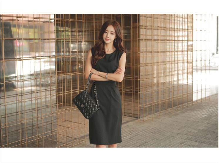 ชุดเดรสทำงานสีดำ ทรงเข้ารูป แขนกุด แนวเรียบร้อย สวย ดูดี แฟชั่นทำงานสไตล์สาวออฟฟิศ