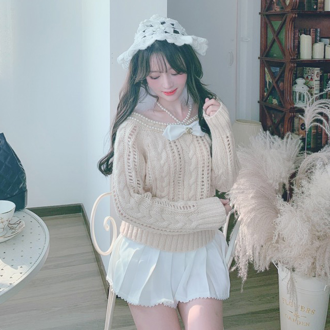 Summer Joy : เสื้อสเวตเตอร์แขนยาวประดับมุก มีสายมุกคล้องคอแบบสวยหวาน แบรนด์แท้