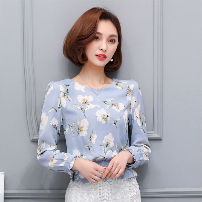 เสื้อลายดอกไม้สีฟ้า แขนยาว เอวจั๊ม แนวเรียบร้อย สวยหวาน ดูดี