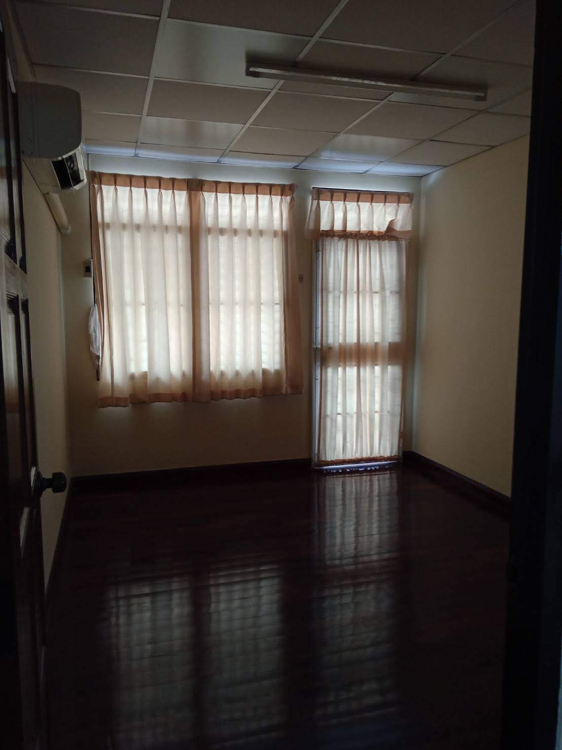 ให้เช่าทาวน์เฮ้าส์ 2 ชั้น หัวมุมถนน อยู่ในหมู่บ้าน กาญจนา ซอย จ่าบัน ศรีราชา 4 ห้องนอน 35,000 /ต่อเดือน