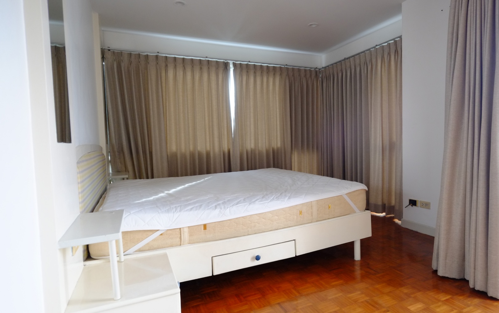 ให้เช่าคอนโด silom suite (สีลม สวิท คอนโด) พื้นที่ 80 ตรม . 2 ห้องนอน 1 ห้องน้ำ ชั้น 25 หันหน้าตะวันออก ห้องมุม วิว แม่น้ำ ( ห้อง183/25 ) ราคา 25,000 บาทต่อเดือน