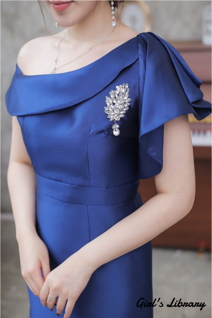 ชุดออกงาน/ชุดไปงานแต่งงานสีน้ำเงิน ไหล่เฉียง เข้ารูป ลุคเรียบหรู สวยสง่า