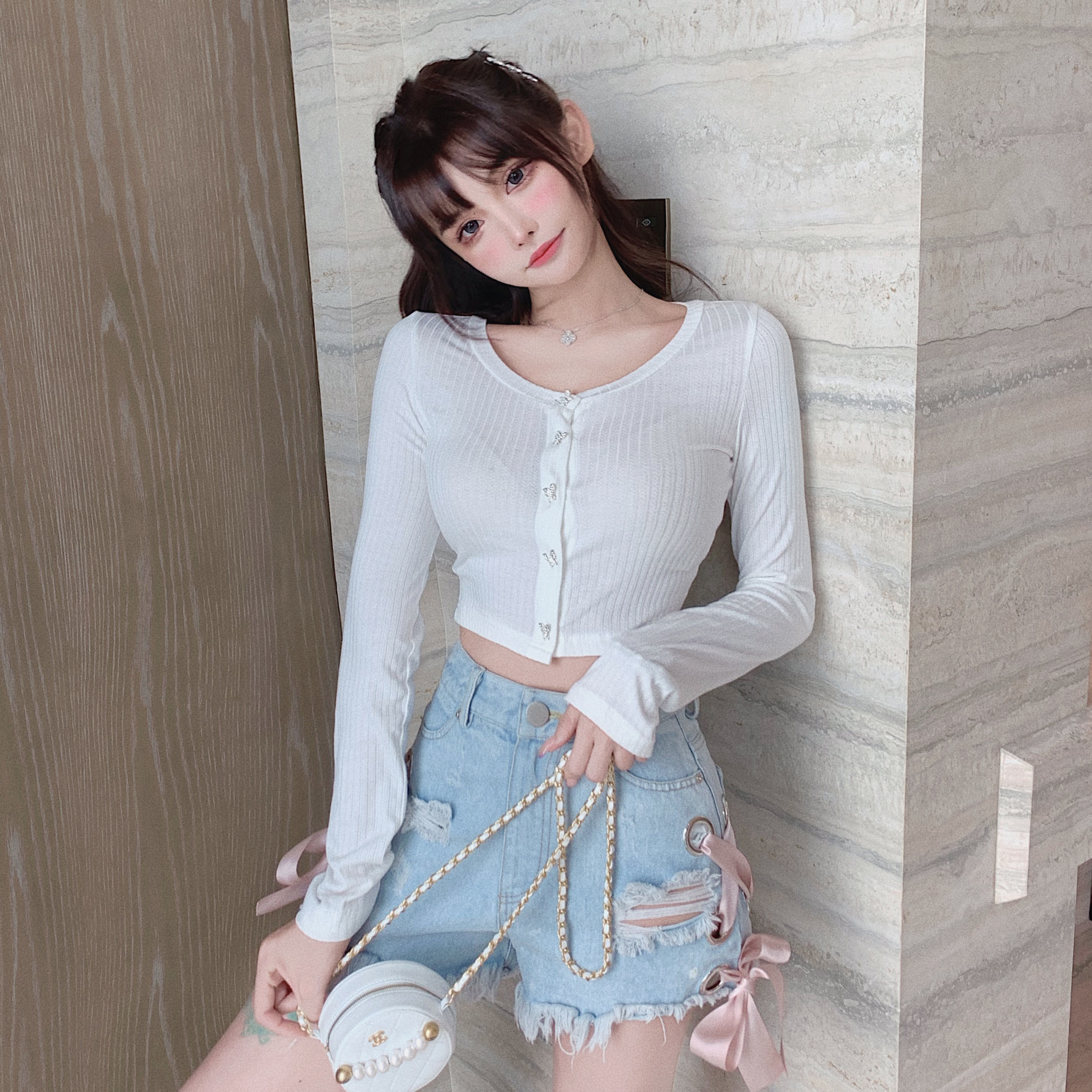Girly Fancy Club : พรีออเดอร์ เสื้อคลุมคาดิแกนครอปสั้นแขนยาว ติดกระดุมผีเสื้อ มีให้เลือก 2สี แบรนด์แท้