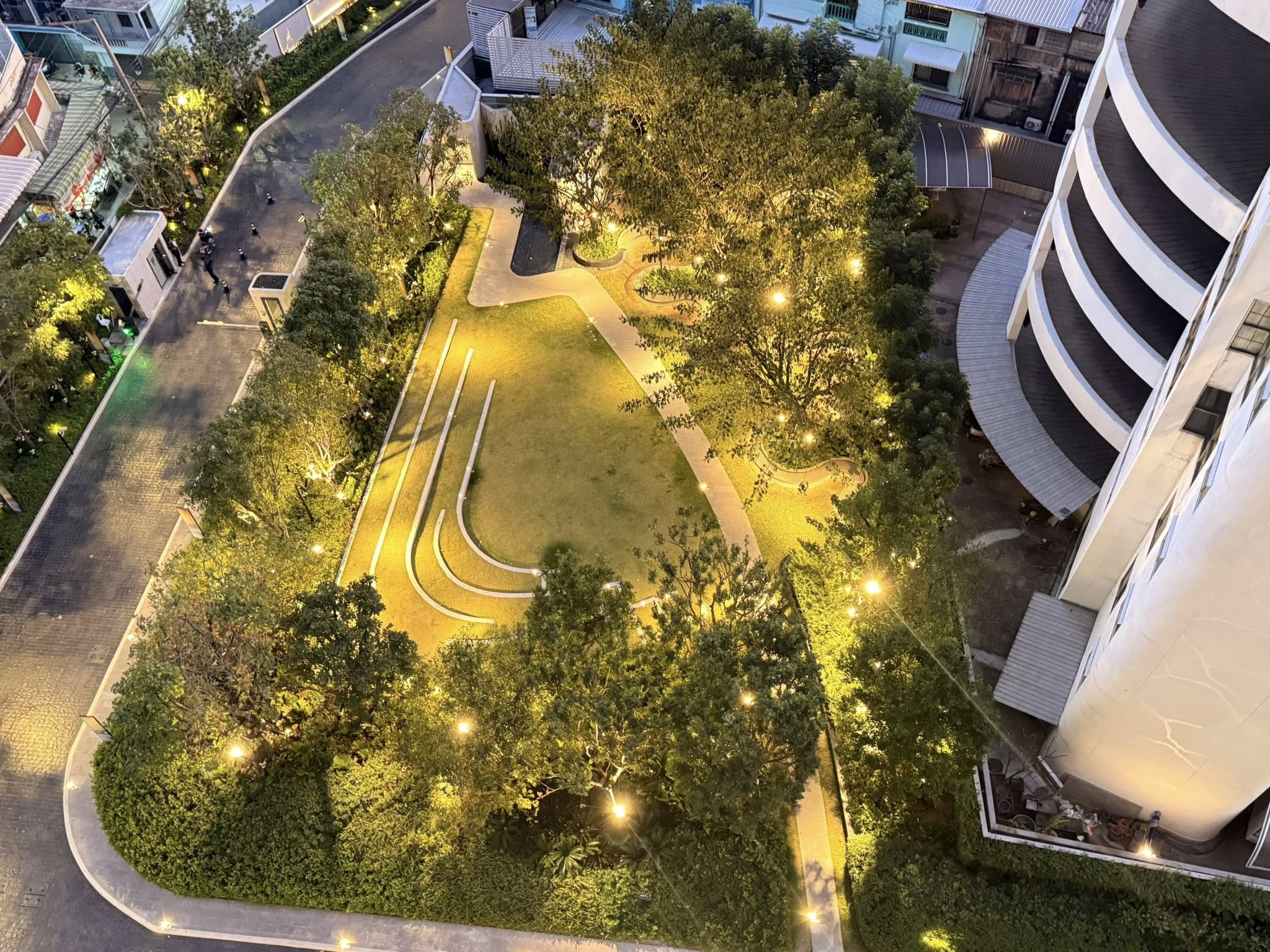 ให้เช่าคอนโดใหม่ Life Rama 4 - Asoke (ไลฟ์ พระราม 4 - อโศก) วิวแม่น้ำสวยมาก ใกล้ MRT ศูนย์สิริกิติ์ เพียง 300 เมตร