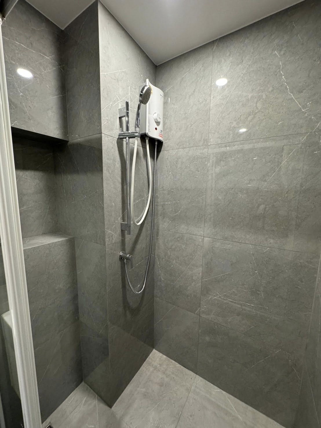 พร้อมเข้าอยู่! ให้เช่าคอนโด BLUE SUKHUMVIT 105 (บลู สุขุมวิท 105) ใกล้ MRT ศรีลาซาล / BTS แบริ่ง เดินทางสะดวก