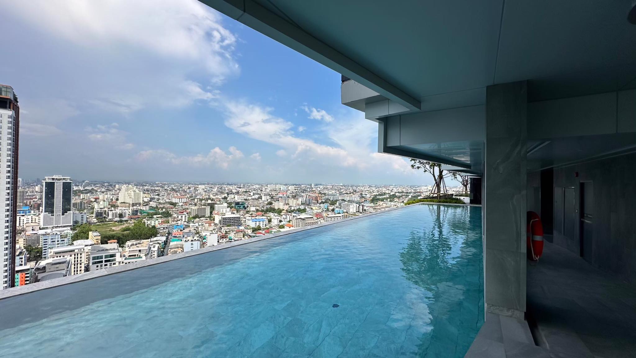 🔥 ห้ามพลาด! ให้เช่า SOHO Bangkok Ratchada คอนโดหรูสไตล์มูจิ ห้อง Duo 2 ชั้น วิวสวย ใกล้ MRT ห้วยขวาง เพียง 200 ม.! 🔥