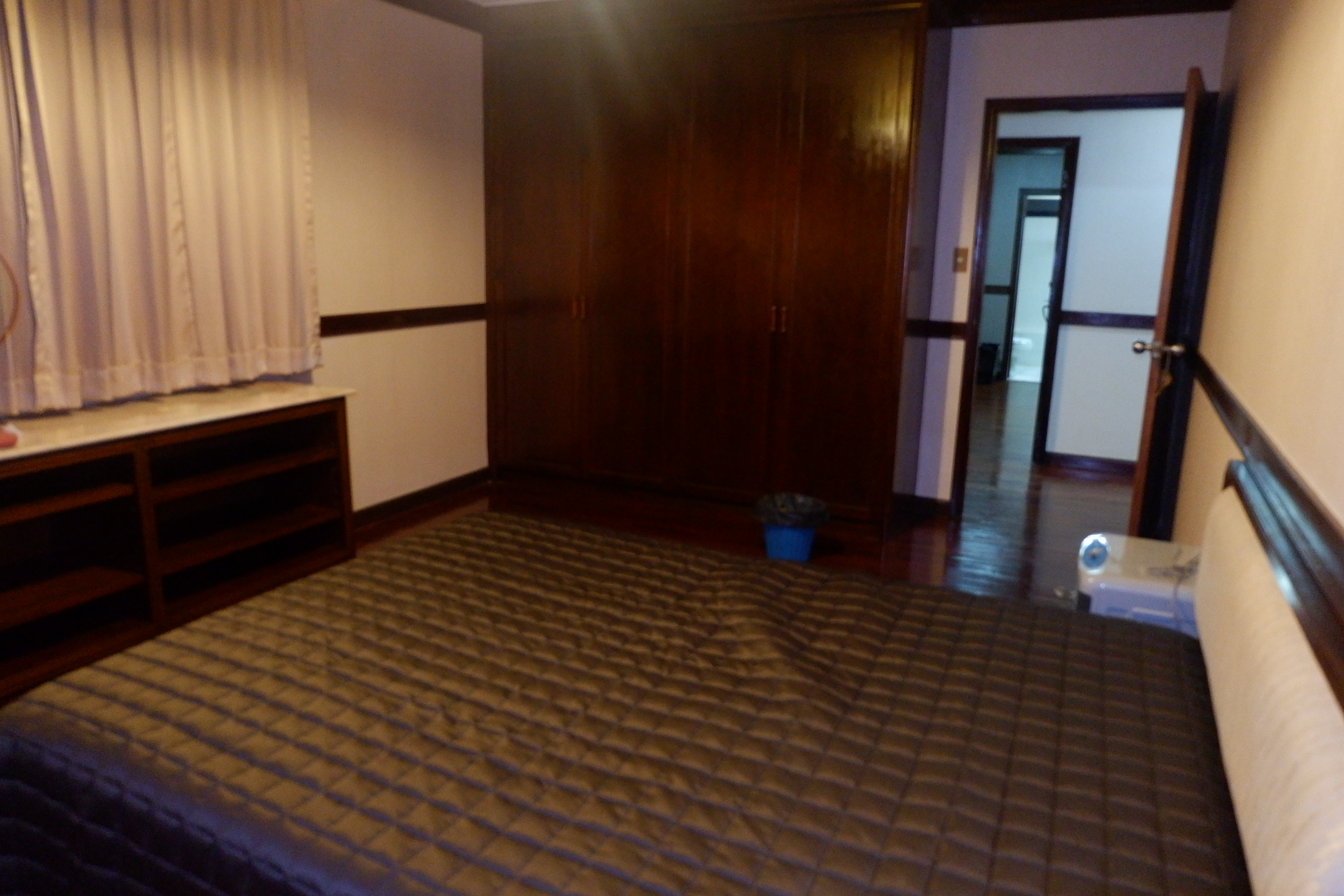 ให้เช่าคอนโด Mitkorn Mansion (มิตรกร แมนชั่น ) 3 ห้องนอน + ห้องแม่บ้าน 2 ห้องน้ำ ขนาด 215 ตรม