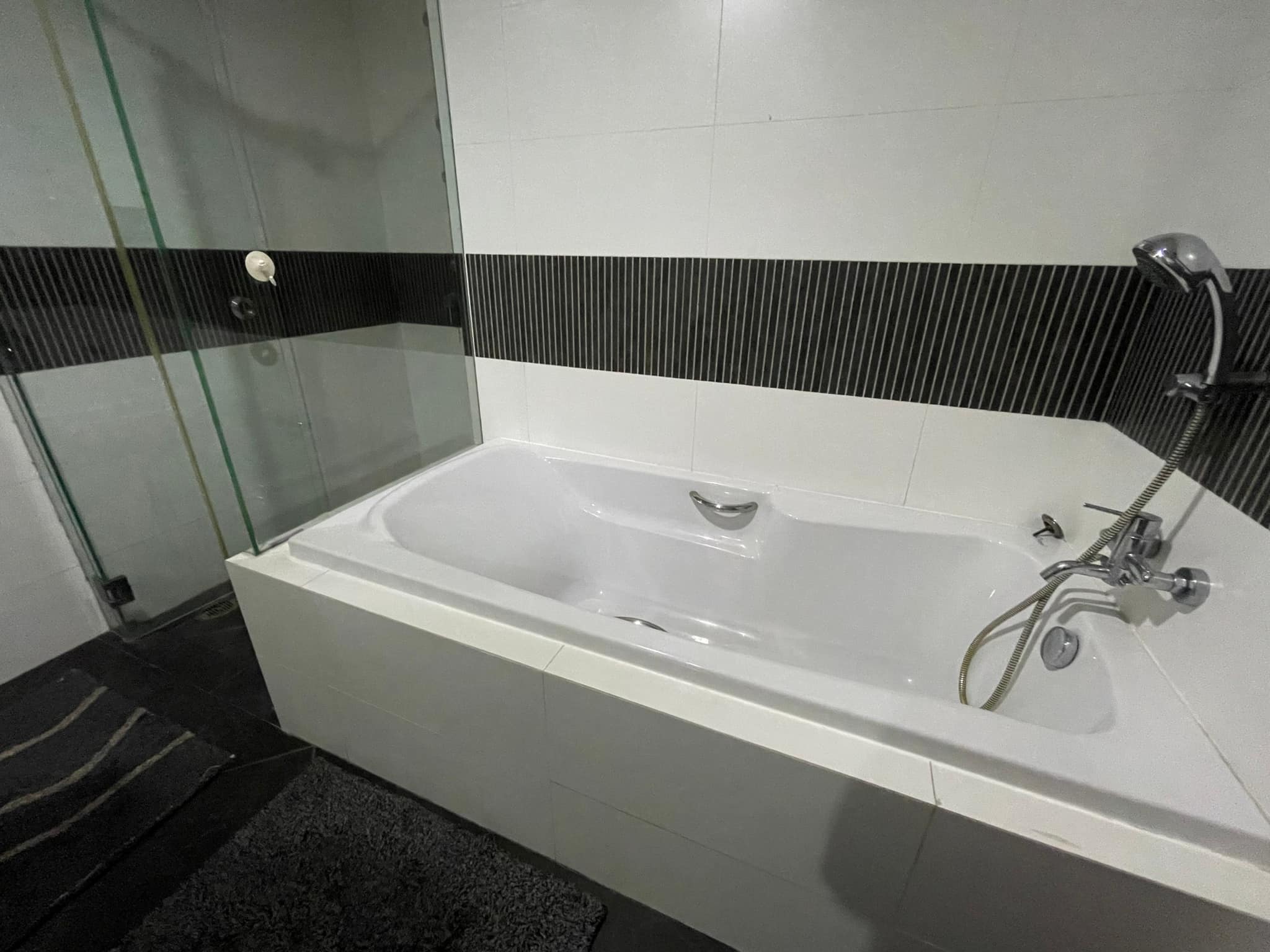 ขาย / เช่า คอนโด Urbana Sathorn (เออร์บานา สาทร) 1 ห้องนอน 1 ห้องน้ำ ขนาด 70ตรม. ตั้งอยู่บนถนนสาทรใต้