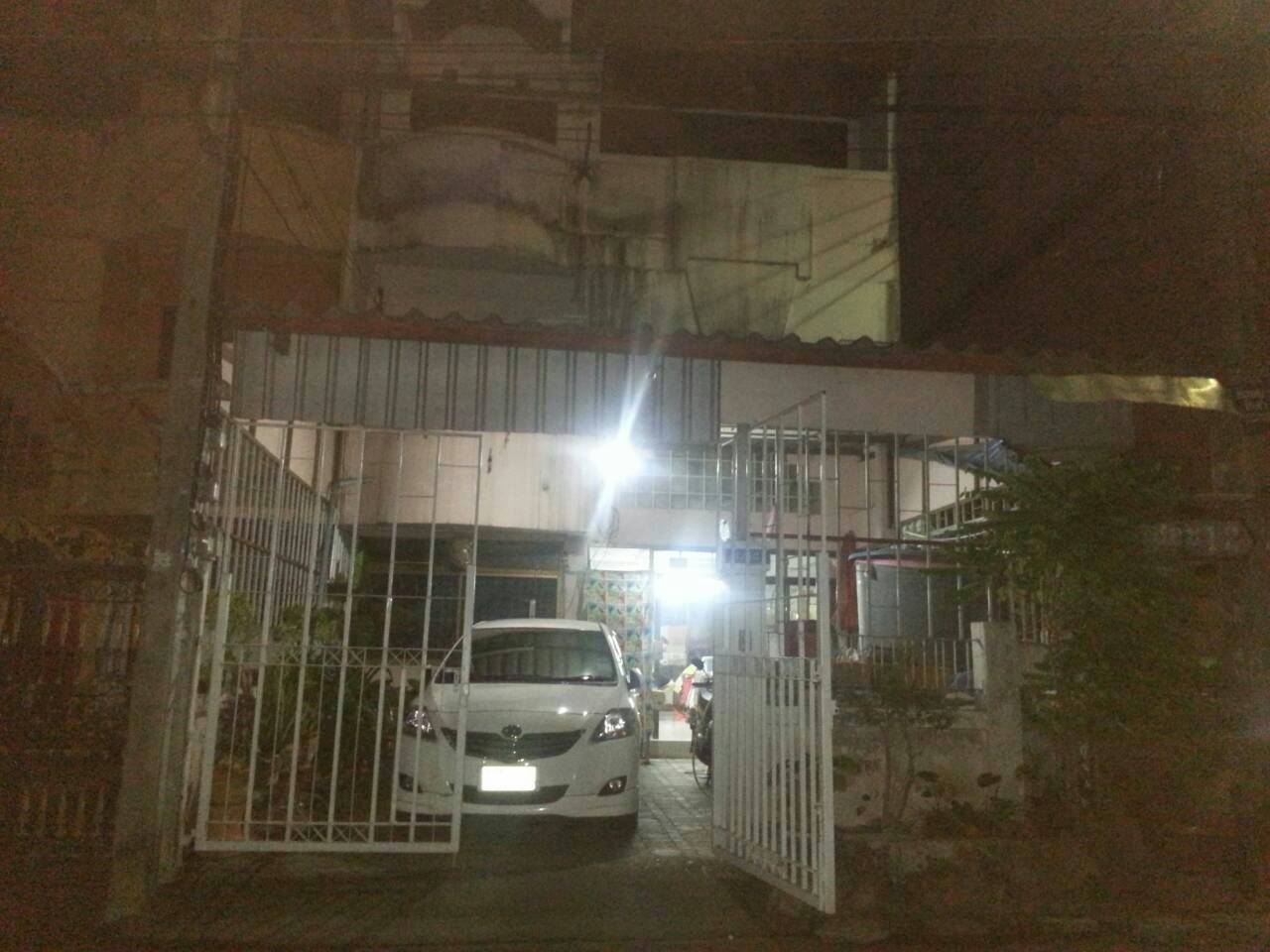 ขายทาวน์เฮ้าส์ 3 ชั้น 4 ห้องนอน 1 ห้องครัว 2 ห้องน้ำ พื้นที่ 30 ตร.ว