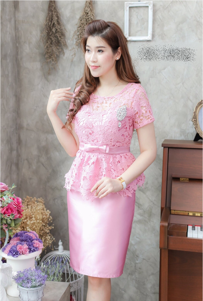 ชุดออกงาน ชุดไปงานแต่งงานสีชมพู เซตเสื้อลูกไม้แขนสั้นเอวระบาย + กระโปรงทรงเอผ้าไหมซาติน ลุคสวยหรู