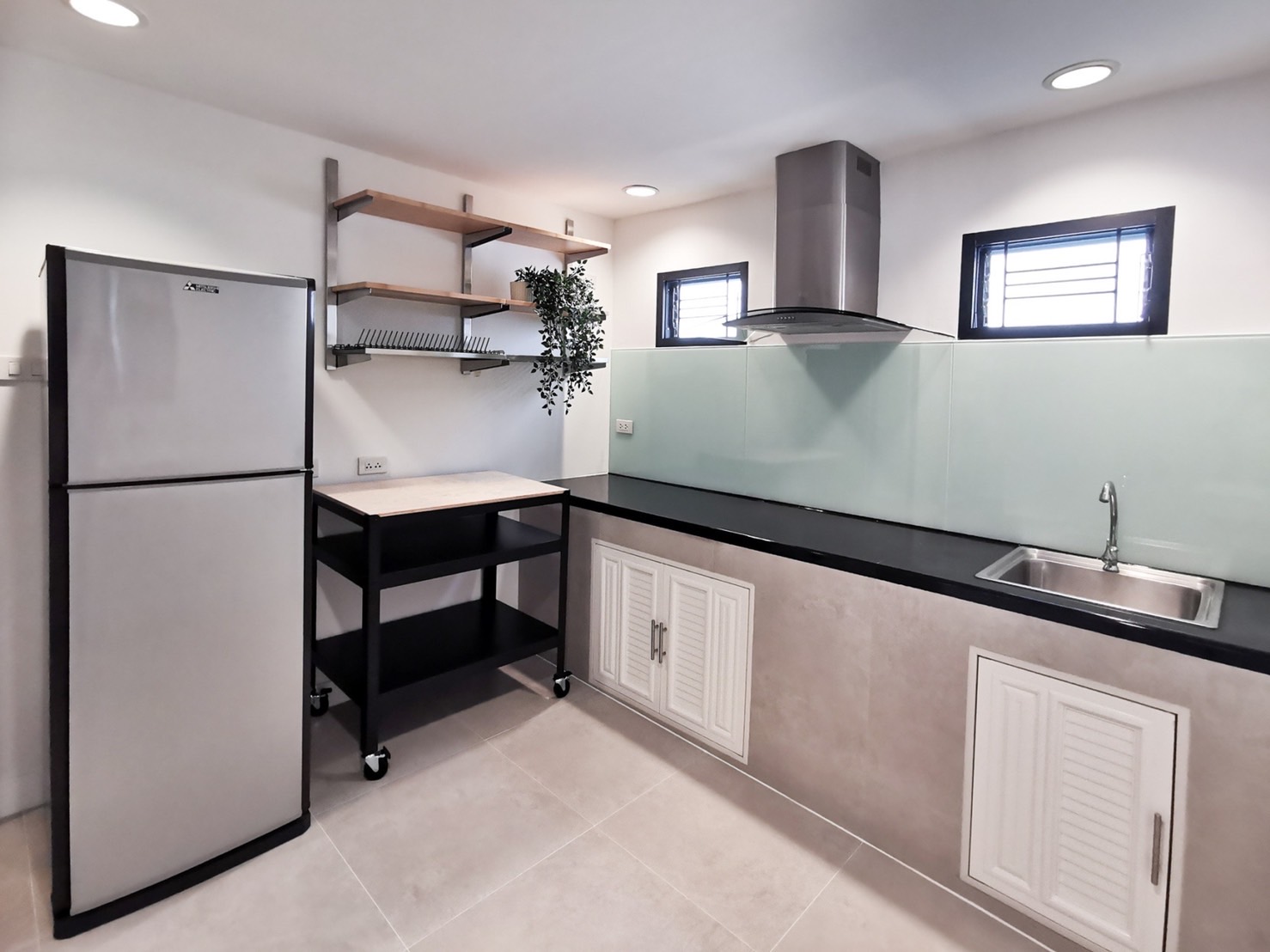 ขายทาวน์เฮ้าส์ ใจกลางสุขุมวิท (สุขุมวิท 89/1) บ้านสวยตกแต่งพร้อม ขายราคา 14.9 ล้าน ทาวน์เฮ้าส์ ขนาด 27 ตรวา.