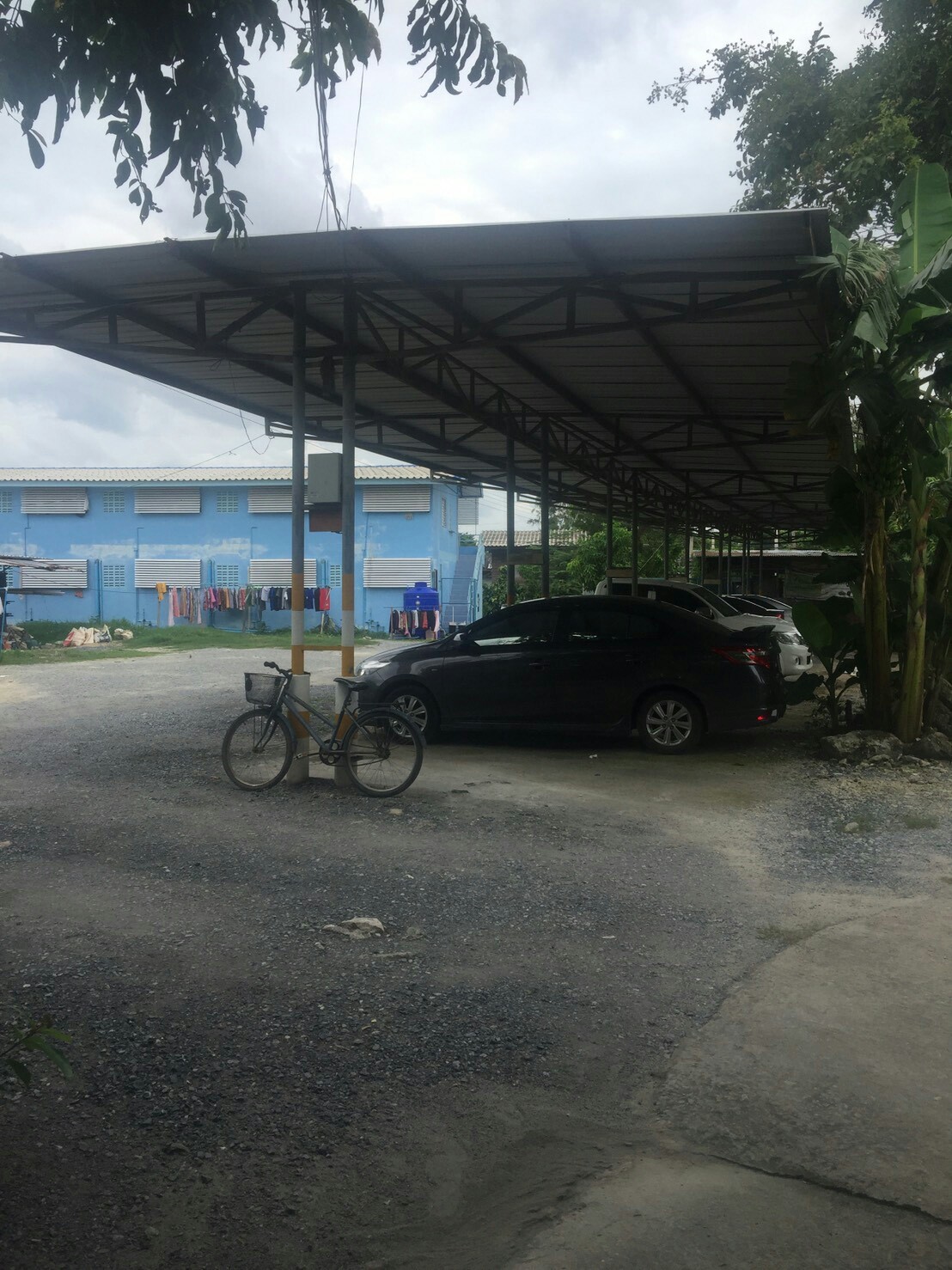 ขายที่ดินติดแม่น้ำเจ้าพระยา เนื้อที่ 4 ไร่ ส่วนเกินที่เป็นกรรมสิทธ์ที่ยื่นในน้ำ 2 ไร่ หน้ากว้างด้านแม่น้ำ 40 เมตร ลึก 150 เมตร