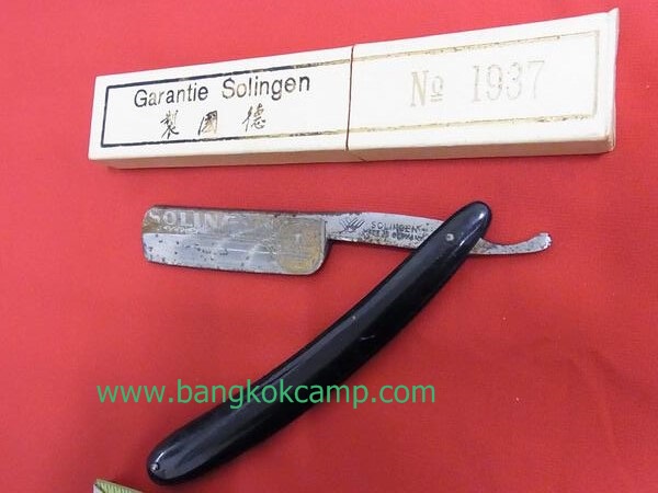 มีดโกนเยอรมัน ด้ามดำ SOLINGEN MADE IN GERMANY โลโก้ทอง ยังติดอยู่.ด้ามไม่แตก ไม่ร้าว .ใหม่เก่าเก็บ สภาพสมบูรณ์ หายาก