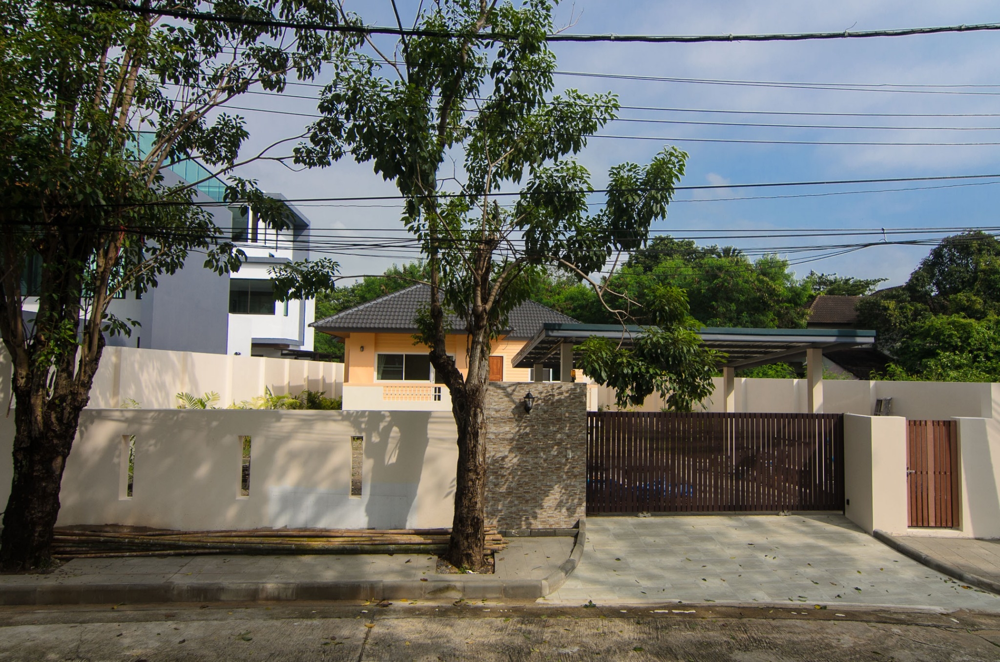 ให้เช่าบ้านเดี่ยวชั้นเดียวในโครงการ หมู่บ้านนวธานี Navatanee บนถนนเกษตร-นวมินทร์ แขวงรามอินทรา เขตคันนายาว 2 ห้องนอน 2 ห้องน้ำ 2 ห้องครัว 1 ห้องรับแขก 1 ห้องแม่บ้าน ขนาด 120 ตรว