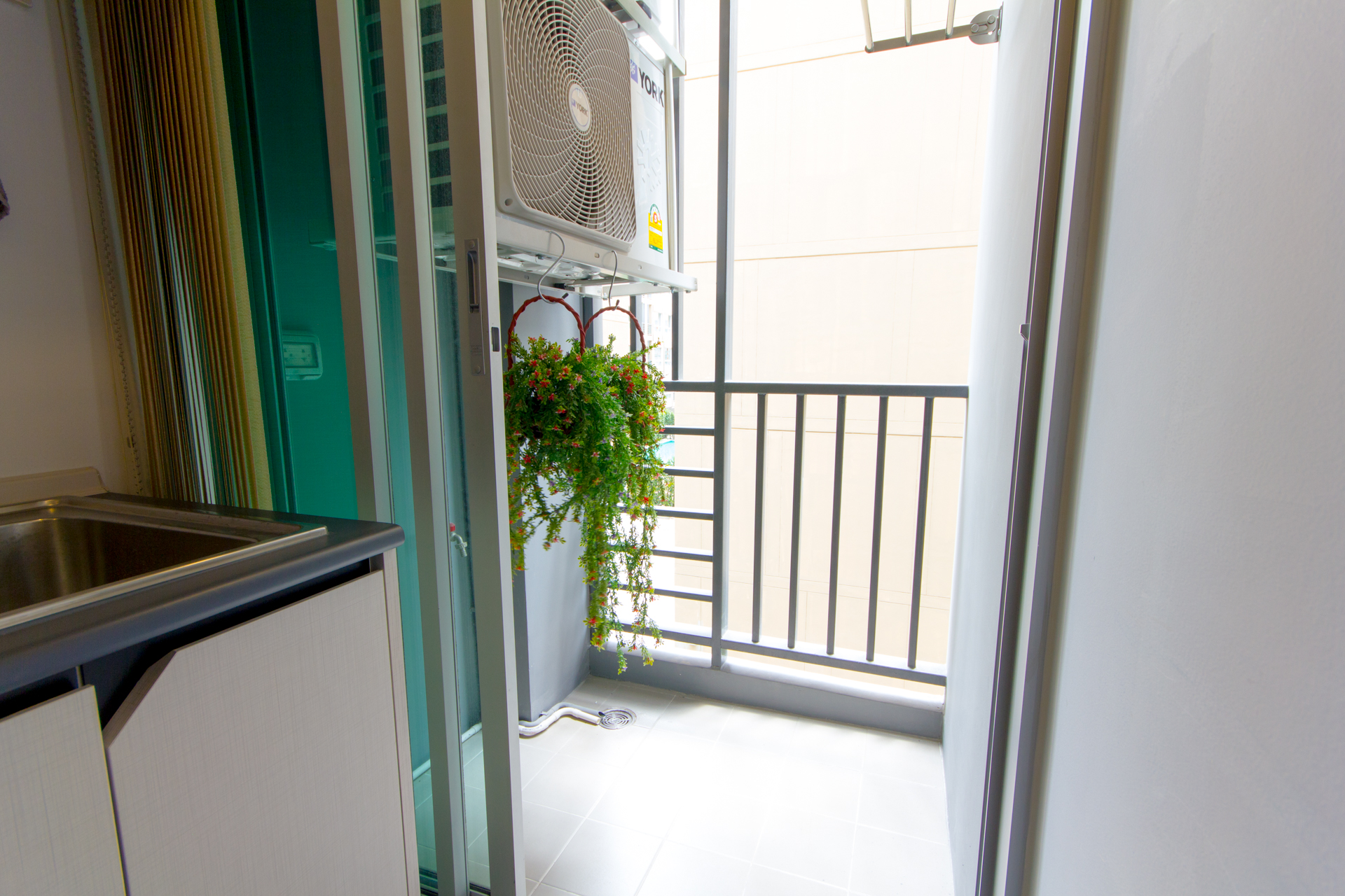 ขายคอนโดThe Kith Plus Sukhumvit 113 (เดอะ คิทท์ พลัส สุขุมวิท 113) 2 ยูนิต ตกแต่งครบพร้อมเข้าอยู่ ยูนิตที่1 แบบ 1 ห้องนอน 1 ห้องน้ำ ตึก A ชั้น 3