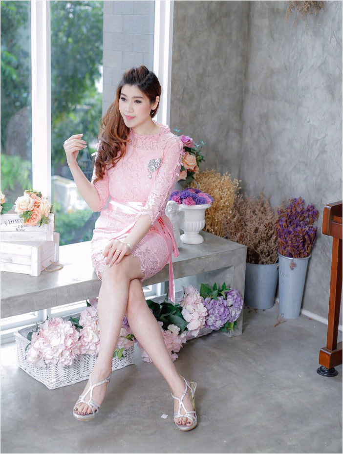 ชุดเดรสออกงานสีชมพู ชุดไปงานแต่งงานสีชมพู เดรสลูกไม้สั้นเข้ารูป แขนสี่ส่วน