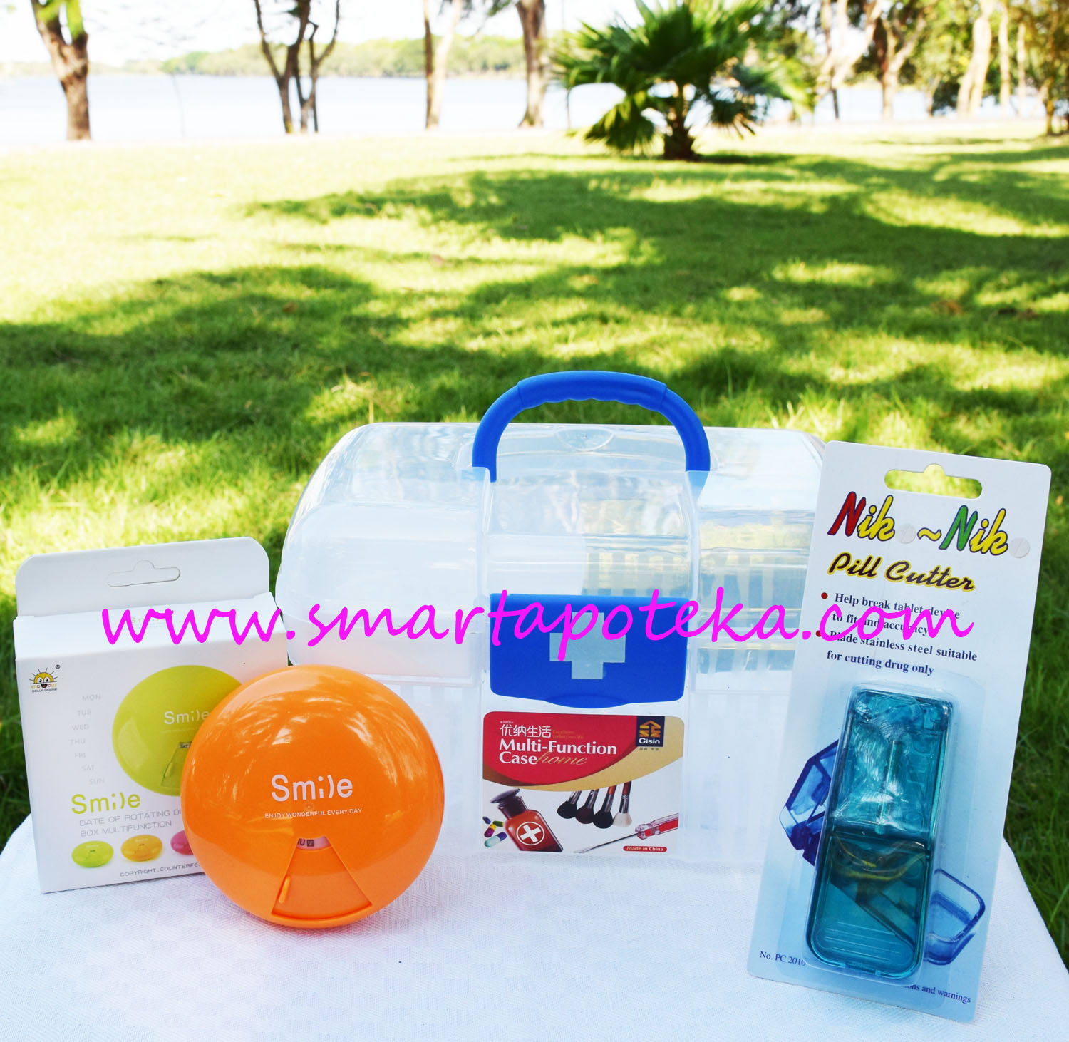 PK MED กล่องใส่ยาสามัญประจำบ้าน Size "S" (น้ำเงิน) + ตลับใส่เม็ดยา smile candy (สีส้ม) + ที่ตัดเม็ดยา (สีเขียว/น้ำเงิน)
