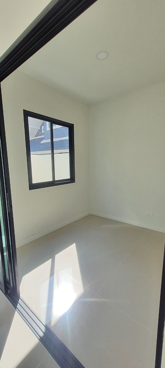 ขายด่วน ซื้อบ้านมีเงินทอน 800,000 บาท ทาวน์เฮ้าส์ไซส์ใหญ่ 2 ชั้น บ้านใหม่มือ 1 หน้ากว้าง 5.7 เมตร พื้นที่ 21 ตร.วา