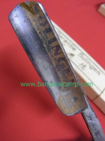 มีดโกนเยอรมัน ด้ามดำ SOLINGEN MADE IN GERMANY โลโก้ทอง ยังติดอยู่.ด้ามไม่แตก ไม่ร้าว .ใหม่เก่าเก็บ สภาพสมบูรณ์ หายาก