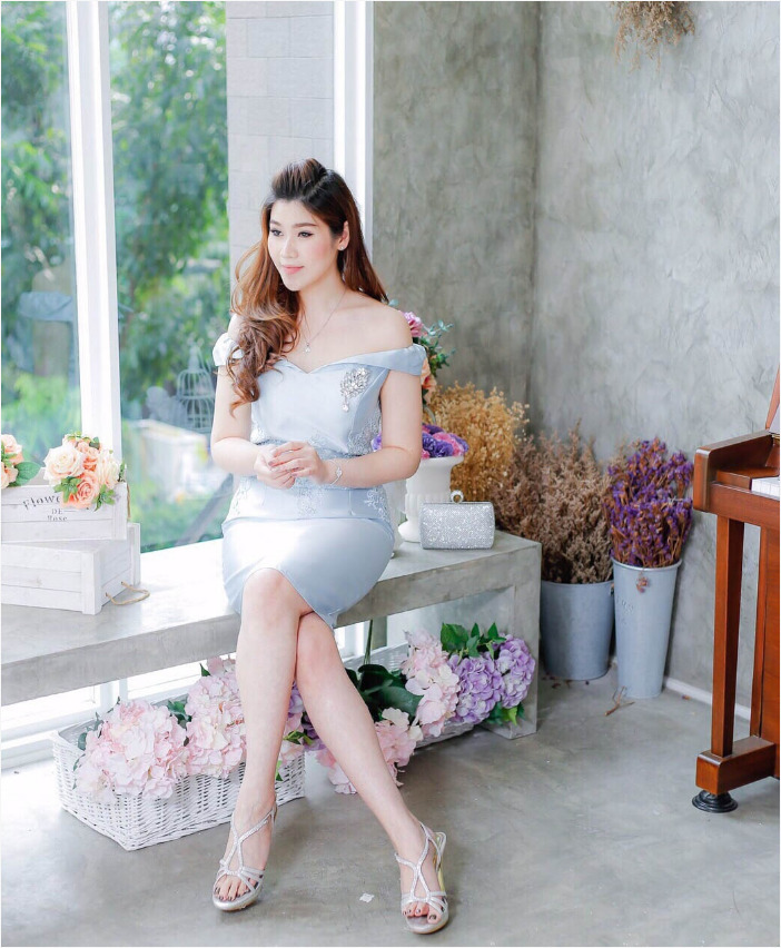 ชุดออกงาน ชุดไปงานแต่งงานสีฟ้า เข้ารูป เปิดไหล่ ผ้าไหมอิตาลี แนวหวานๆ สวยหรู ดูดี