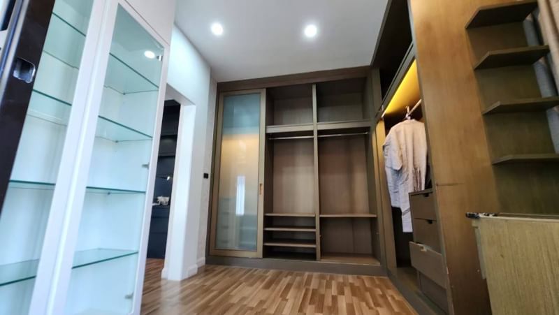 ให้เช่า บ้านเดี่ยว 3 ชั้นหรู ใหญ่ หมู่บ้าน ลุมพินี สวนหลวงร 9 ซอยเฉลิมพระเกียรติ 40/1 หนองบอน ประเวศ กรุงเทพ ห้องนอนใหญ่มาก