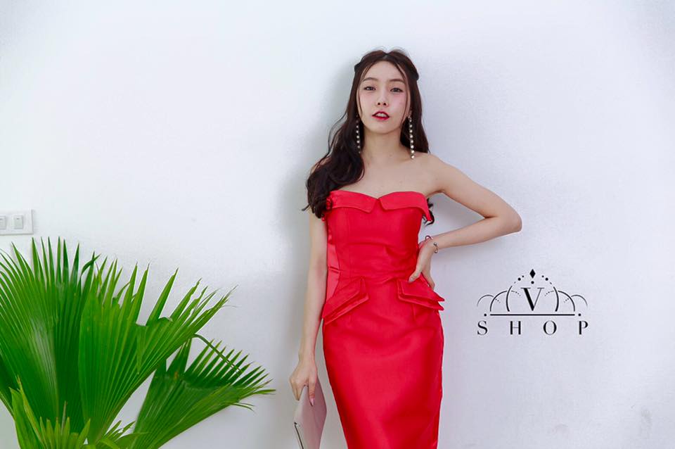 ชุดออกงาน ชุดไปงานแต่งงานสีแดง เดรสเกาะอก ผ้าไหมเทียม ลุคสวยหรู เซ็กซี่