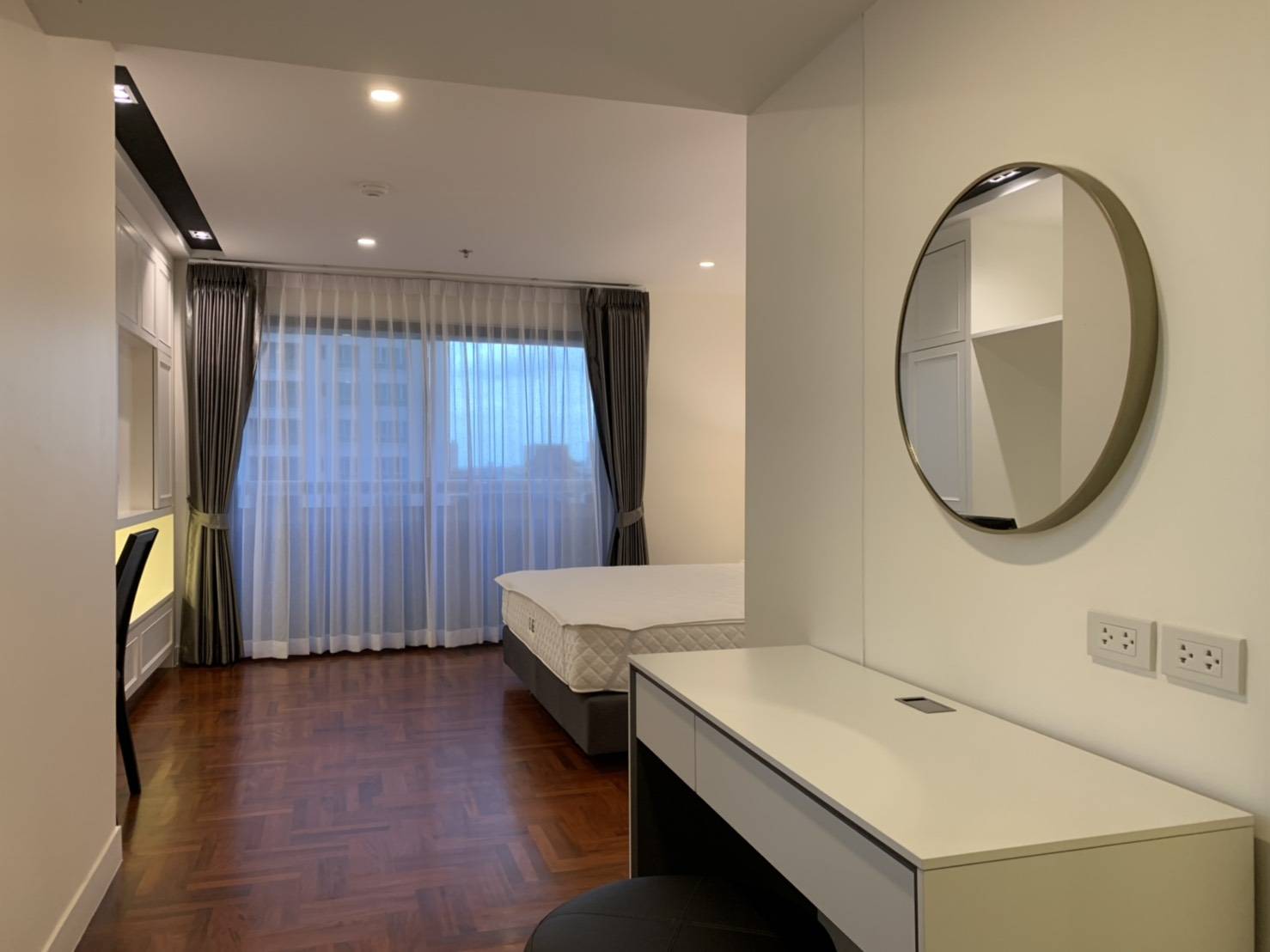 ให้เช่าคอนโด Baan Suanpetch (บ้าน สวนเพชร) 2 ห้องนอน 3 ห้องน้ำ 1 ห้องแม่บ้าน 1 ห้องรับแขก 1 ห้องครัว