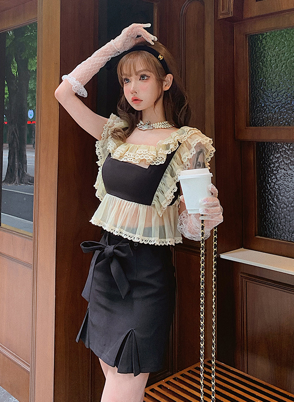 Girly Fancy Club : พรีออเดอร์ เสื้อแฟชั่นสีดำครอปสั้นแขนกุดแต่งระบายลูกไม้ตามแบบ แบรนด์แท้