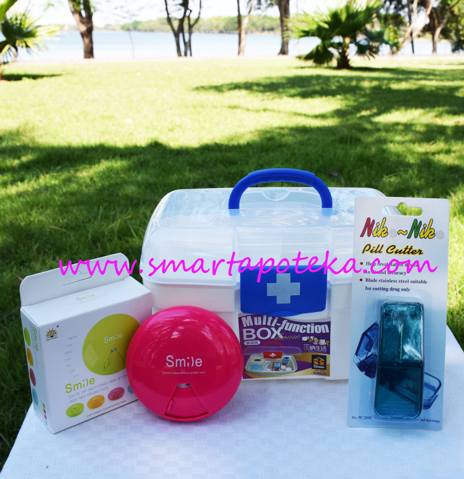 PK MED กล่องใส่ยาสามัญประจำบ้าน Size "M" (น้ำเงิน) + ตลับใส่เม็ดยา smile candy (สีชมพู) + ที่ตัดเม็ดยา (สีเขียว/น้ำเงิน)