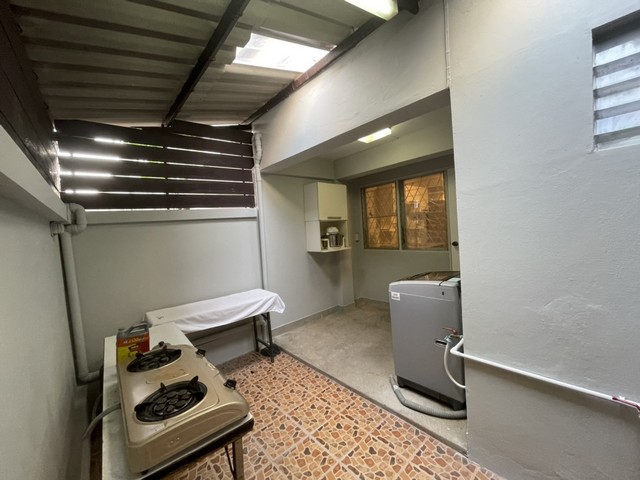 ให้เช่า ทาวน์โฮม รัชดา-สุทธิสาร 5 ห้องนอน (170 m2) ใกล้ MRT สุทธิสาร/ห้วยขวาง 35,000 บาท/เดือน !!