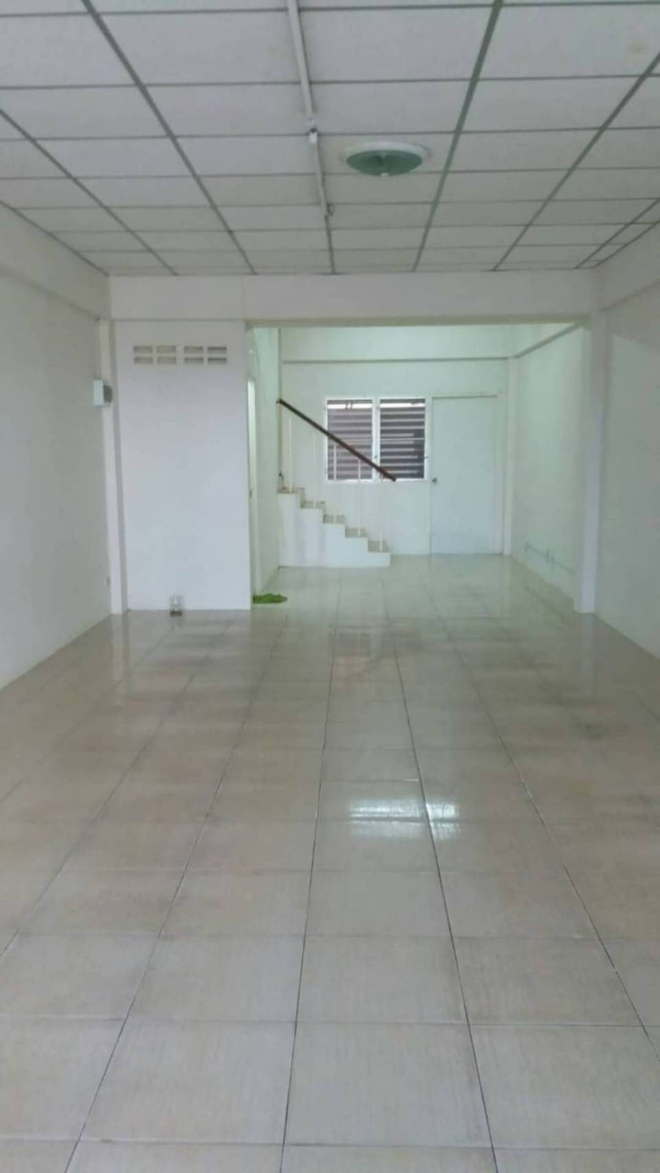 ขายตึกแถว 2 ชั้นครึ่ง พร้อมคนเช่า ที่ดิน 16 ตรว ค้าขายได้ จอดรถหน้าร้านได้ ถนน บ้านบน เนินพยอม