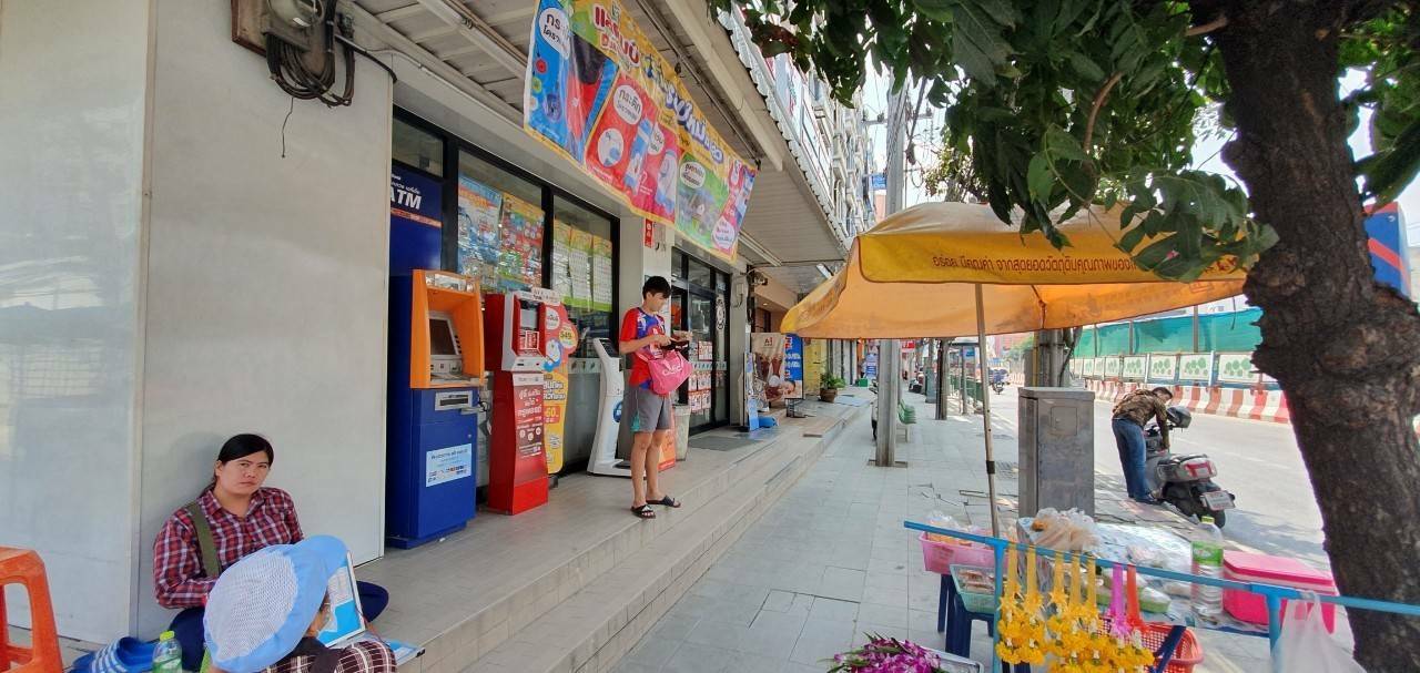 ขาย / เช่า ตึกแถว ตกแต่งแล้วบางส่วน เลขที่ 2272/2 สูง 6 ชั้น 5 นอน 5 น้ำ 300 ตร.ม ติดถนนใหญ่รามคำแหง 42