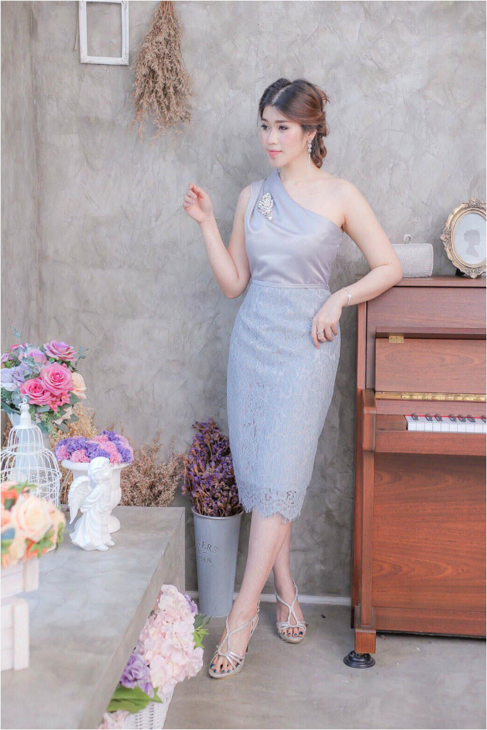 ชุดออกงาน/ชุดไปงานแต่งงานสีเทา ไหล่เฉียง ทรงเข้ารูป แนวเรียบหรู สวยสง่า