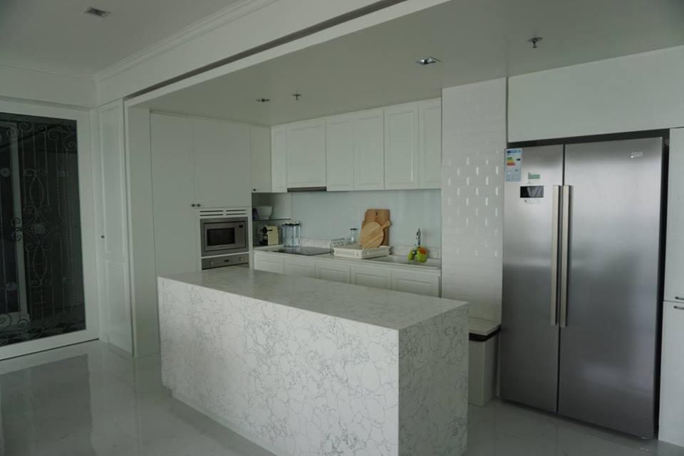 For rent A luxurious 3 bedrooms/bathrooms condo with large balcony overlooking onto the Chao Phraya River.