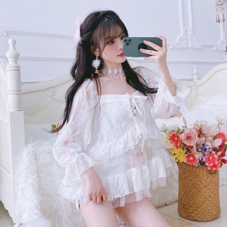 Summer Joy : พรีออเดอร์ เสื้อลูกไม้สีขาวแต่งสายริบบิ้นผูกด้านหน้า ชายเสื้อระบายไล่ระดับหวานๆ แบรนด์แท้