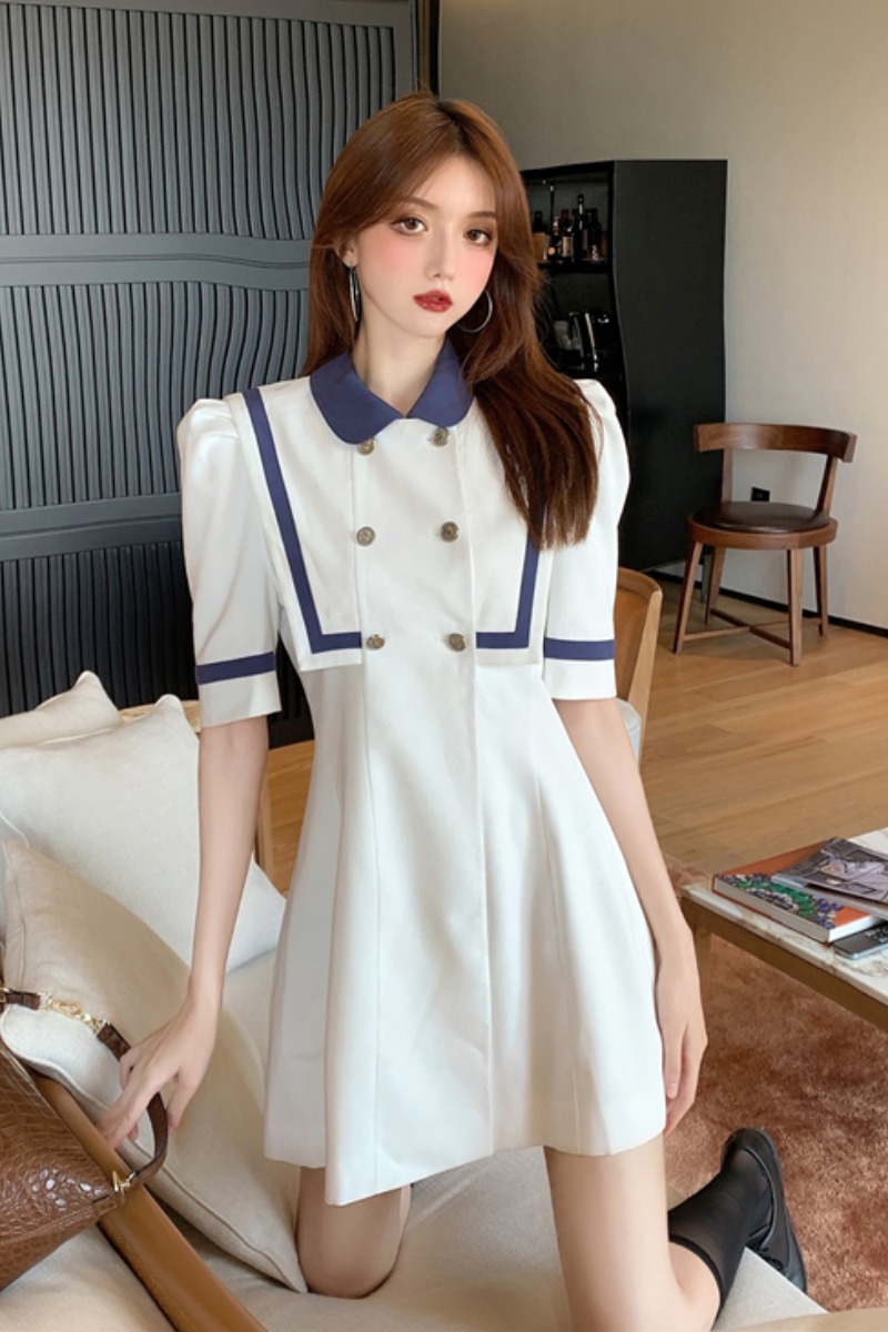 พรีออเดอร์ : เดรสสั้นสีขาวแต่งปกสีน้ำเงิน และกระดุมสองแถวตามภาพ