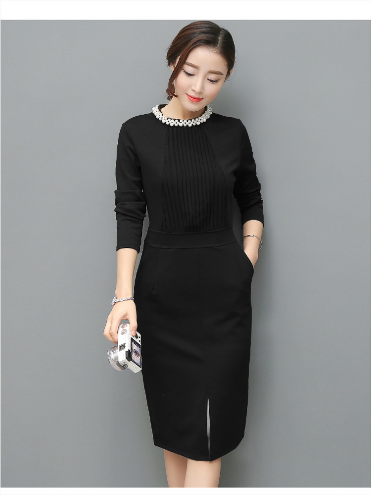 ชุดเดรสทำงานสีดำ ทรงเข้ารูป แขนยาว คอปิดประดับมุก แนวเรียบหรู สวยสง่า ดูดี สไตล์สาวออฟฟิศ