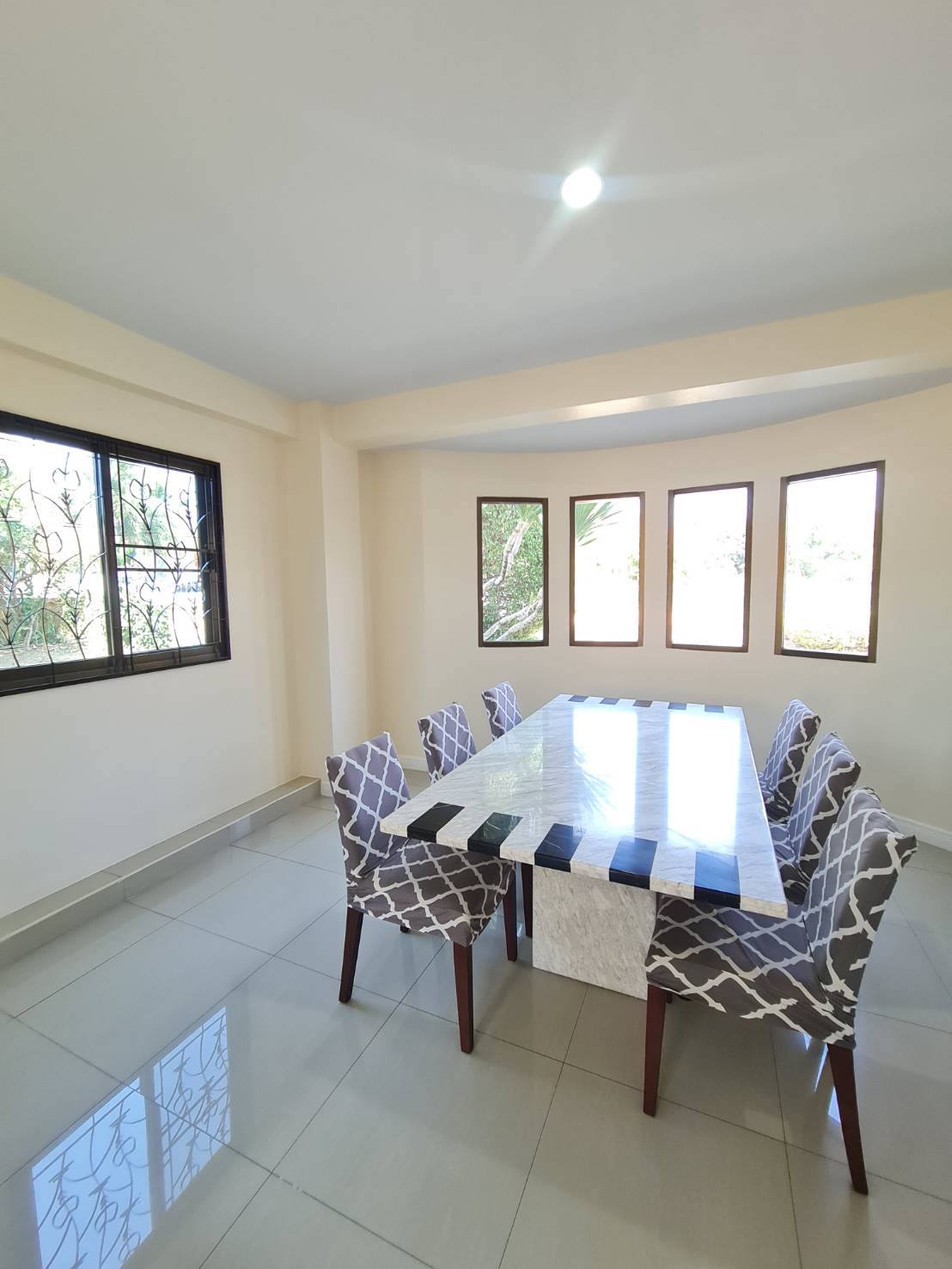 🏡 ขายบ้านเดี่ยวหลังใหญ่ วิวภูเขาล้อมรอบ หมู่บ้านพบโชคการ์เด้นฮิล (Phobchok Garden Hill) บางเสร่ – สัตหีบ