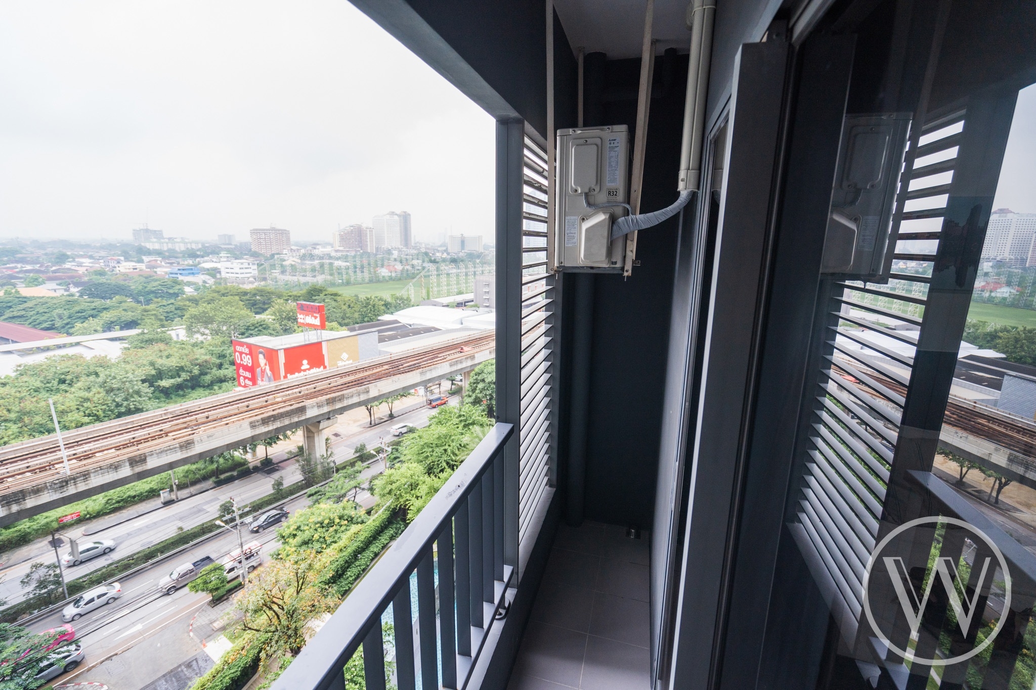 ขายคอนโดหรูติด BTS บางนา IDEO MOBI Sukhumvit Eastgate ไอดีโอ โมบิ สุขุมวิท อีสท์เกต ห้องสตูดิโอขนาด 22 ตร.ม. ชั้น 11 วิวสระว่ายน้ำ