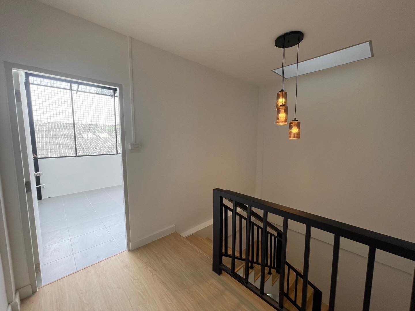 ขายทาวน์โฮม 3 ชั้น โครงการหมู่บ้านลัลลี่วิลล์ ลำลูกกา-คลอง 1 ราคาเพียง 2,290,000 บาท ฟรีโอน