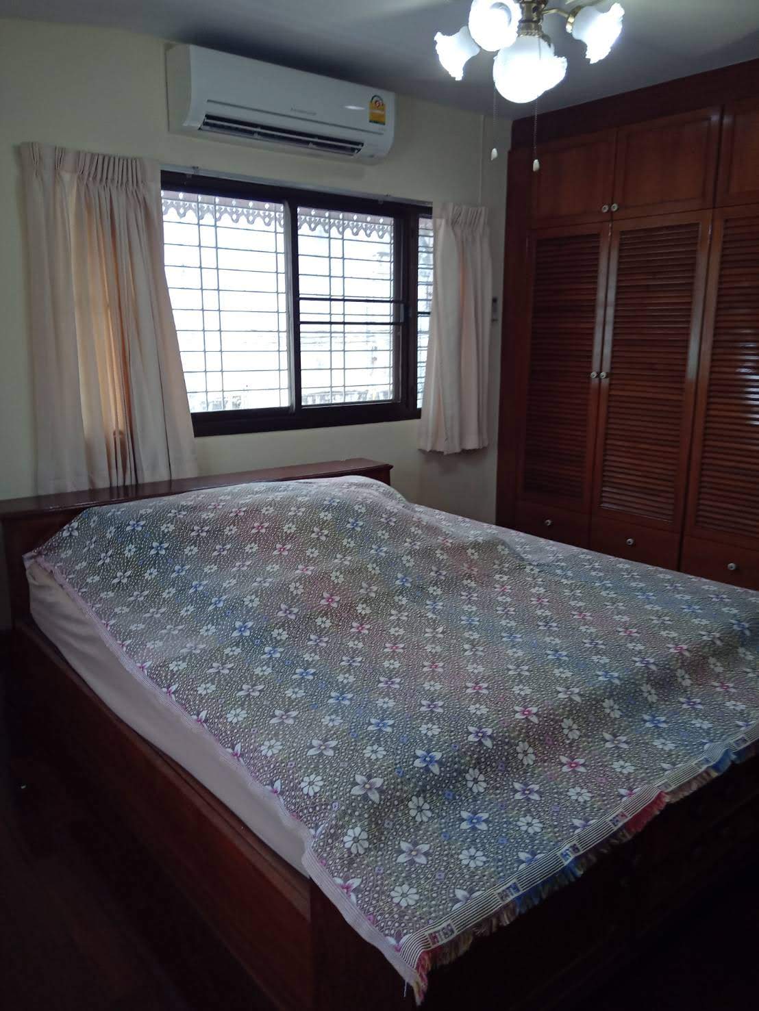 ให้เช่าทาวน์เฮ้าส์ 2 ชั้น หัวมุมถนน อยู่ในหมู่บ้าน กาญจนา ซอย จ่าบัน ศรีราชา 4 ห้องนอน 35,000 /ต่อเดือน