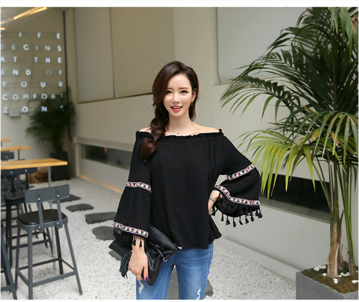 แฟชั่นริมทะเลสวยๆ เสื้อเปิดไหล่สีดำ ทรงปล่อย แขนยาว ลุคน่ารัก ใส่เที่ยวทะเลสวยเก๋