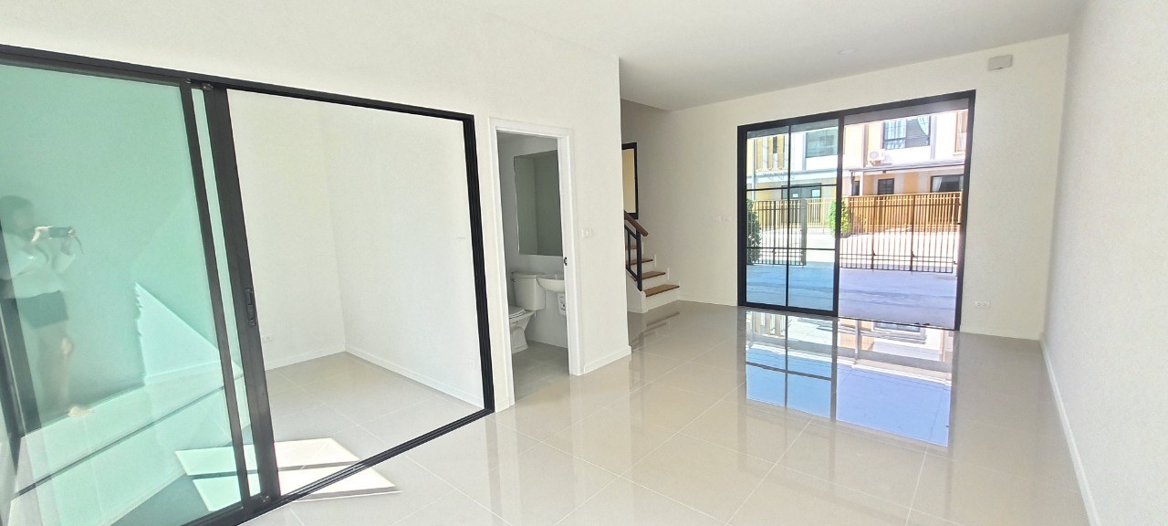 ขายด่วน ซื้อบ้านมีเงินทอน 800,000 บาท ทาวน์เฮ้าส์ไซส์ใหญ่ 2 ชั้น บ้านใหม่มือ 1 หน้ากว้าง 5.7 เมตร พื้นที่ 21 ตร.วา