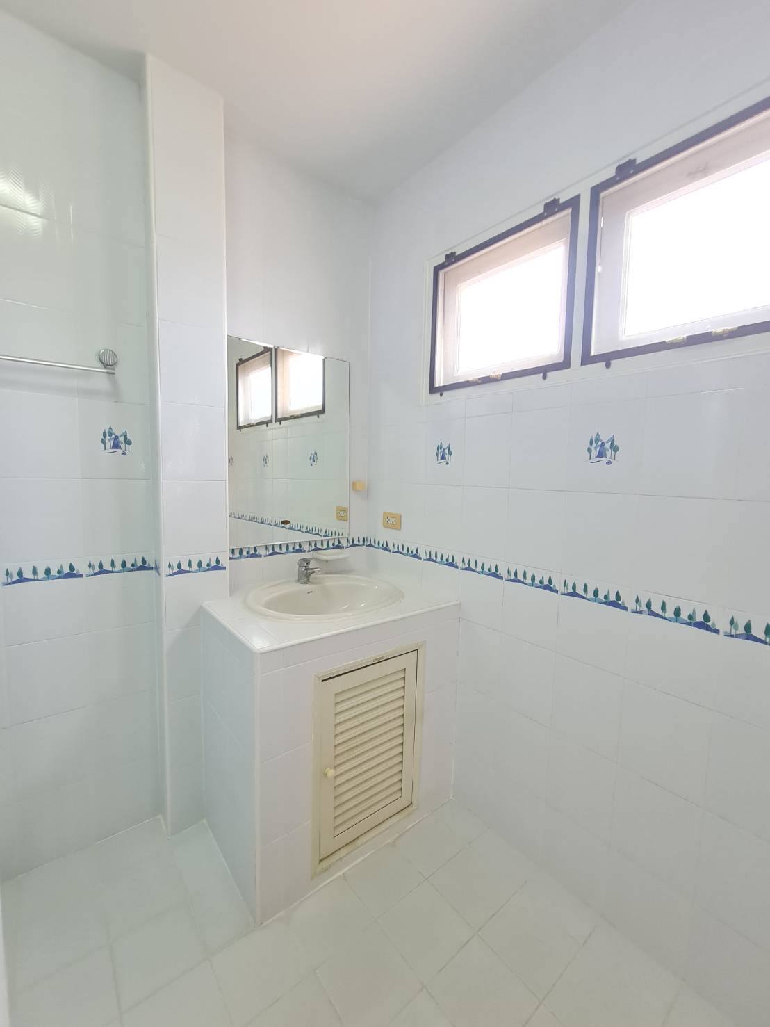 🏡 ขายบ้านเดี่ยวหลังใหญ่ วิวภูเขาล้อมรอบ หมู่บ้านพบโชคการ์เด้นฮิล (Phobchok Garden Hill) บางเสร่ – สัตหีบ