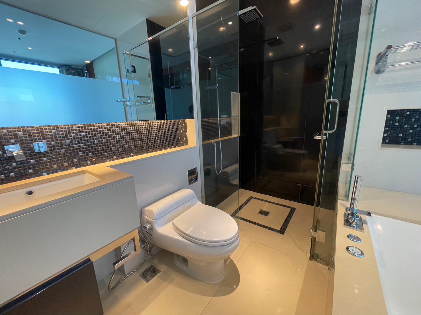 ขายคอนโด The Address Sukhumvit 28 : ดิ แอดเดรส สุขุมวิท 28 - Type: 2 ห้องนอน 2 ห้องน้ำ 1 ห้องนั่งเล่น 1 ห้องครัว