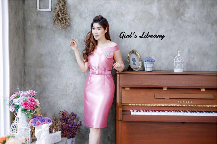 ชุดไปงานแต่งงาน/ชุดออกงานสีชมพู เดรสสวยหรู ผ้าไหม ทรงเปิดไหล่ เข้ารูป แนวเรียบหรู ดูดี