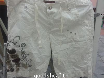 กางเกง Abercrombie ขาสั้นสี่ส่วน สีขาว แต่งลายด้วยผ้าปะและอะไหล่ ชายกางเกง